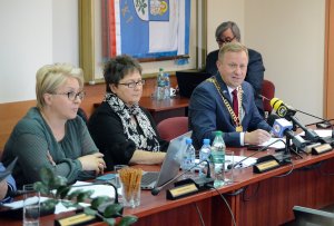 Zarząd Powiatu w Policach podczas obrad sesji Rady Powiatu w Policach