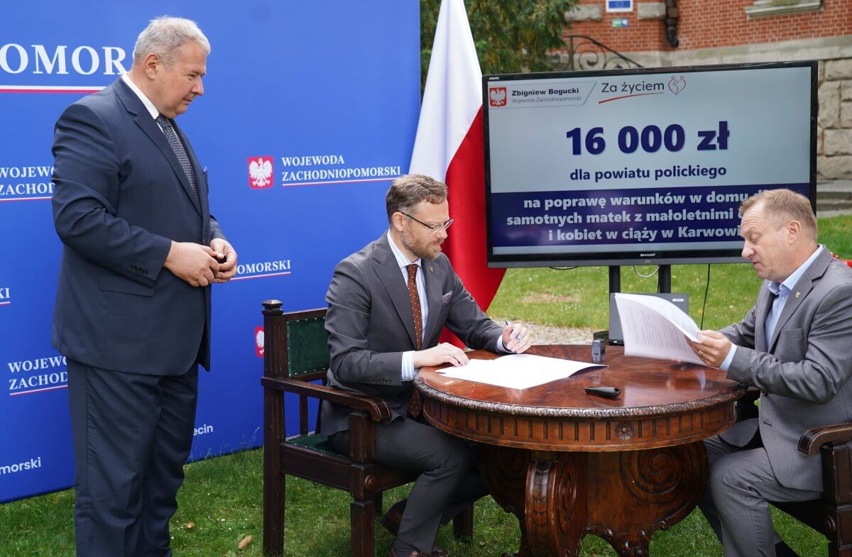 Starosta Policki Andrzej Bednarek podpisuje umowę z Wojewodą Zachodniopomorskim siedząc przy stole