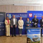 Podpisanie umowy przez przedstawicieli Powiatu Polickiego i firmy Eurovia podczas konferencji prasowej