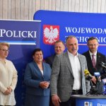 Podpisanie umowy przez przedstawicieli Powiatu Polickiego i firmy Eurovia podczas konferencji prasowej
