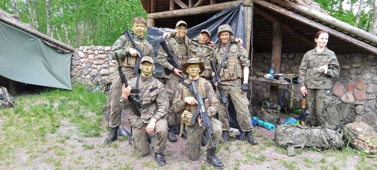 Uczniowie klasy wojskowej Zespołu Szkół w Policach podczas obozu wojskowego