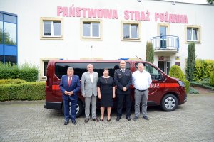 Przedstawiciele samorządu powiatowego i gminnych z Komendantem Powiatowym Państwowe Straży Pożarnej na wspólnym zdjęciu