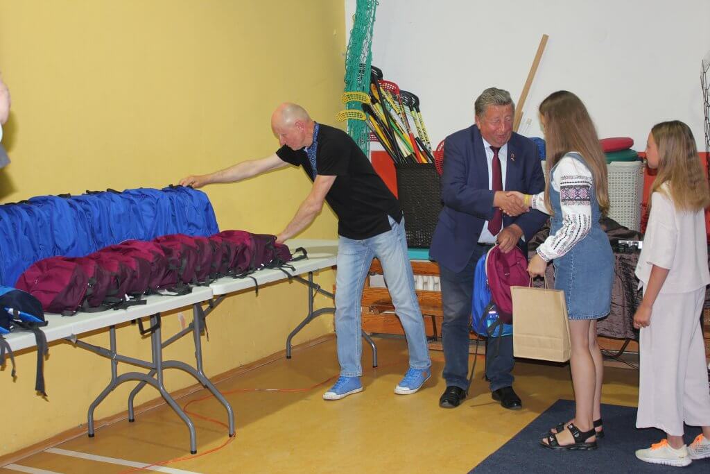 Przekazanie plecaków dla dziewczynek z upominkiem przez Burmistrza Władysława Diakuna