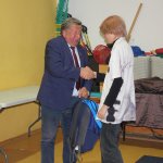 Przekazanie plecaków dla chłopców przez Burmistrza Władysława Diakuna