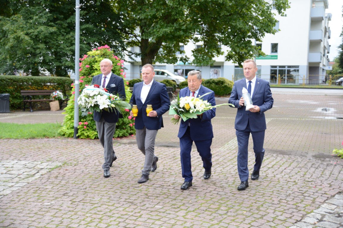 Delegacja Powiatu Polickiego i Gminy Police składa kwiaty i znicze w rocznicę porozumień sierpniowych
