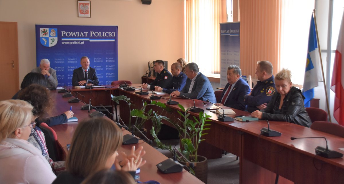 Posiedzenie Powiatowego Zespołu Zarządzania Kryzysowego na sali sesyjnej Starostwa Powiatowego w Policach
