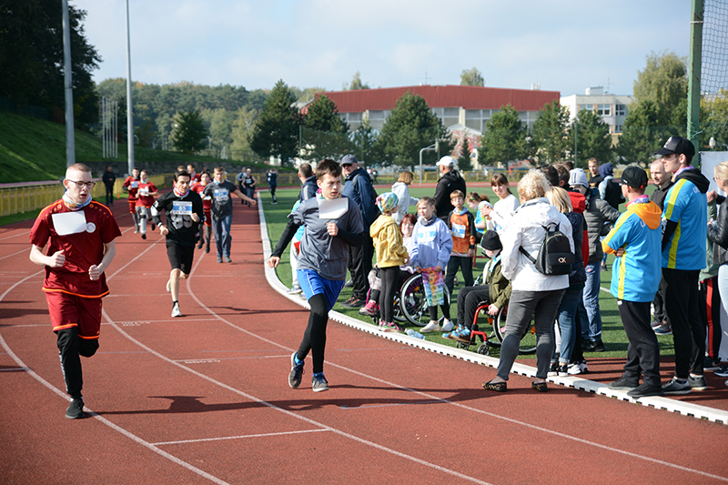 Uczestnicy mityngu lekkoatletycznego podczas biegów