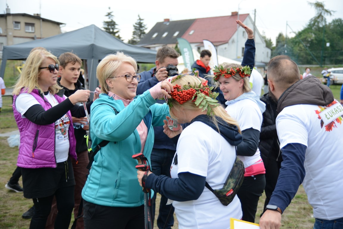 Wicestarosta Policki Joanna Napiwodzka wręcza medal na mecie biegu "Jarzębina"