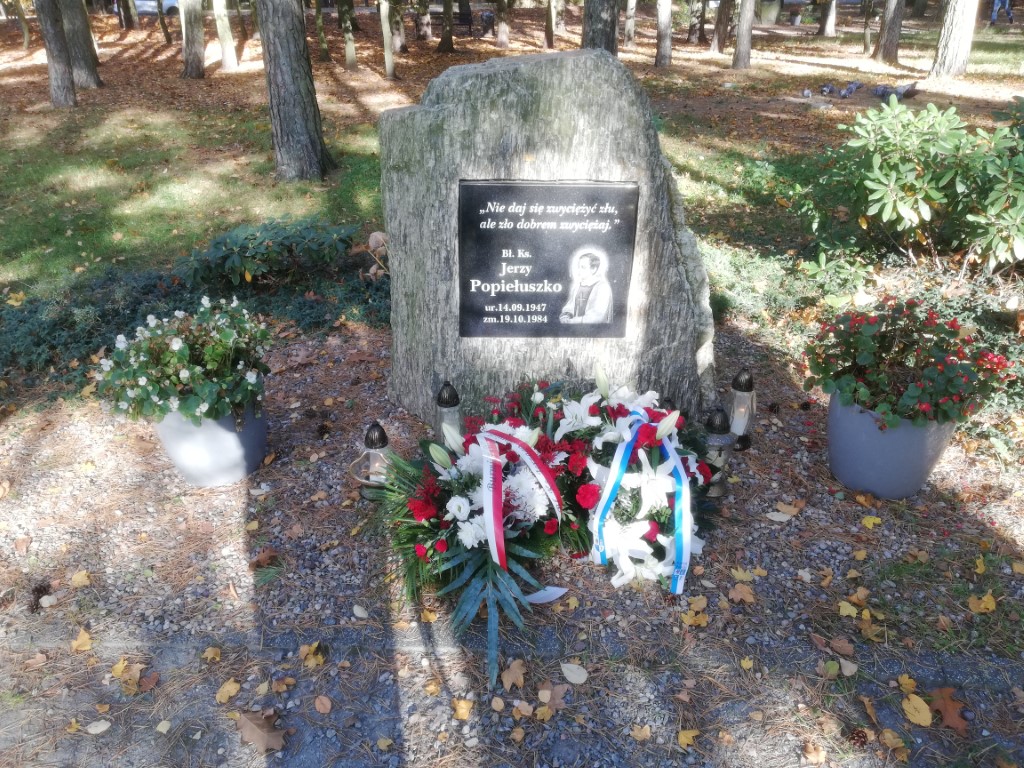 Kamień pamięci Jerzego Popiełuszki w Parku Solidarności w Policach