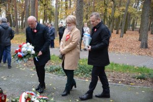 Władze samorządowe Powiatu Polickiego składają kwiaty przy kamieniu pamięci Józefa Piłsudskiego