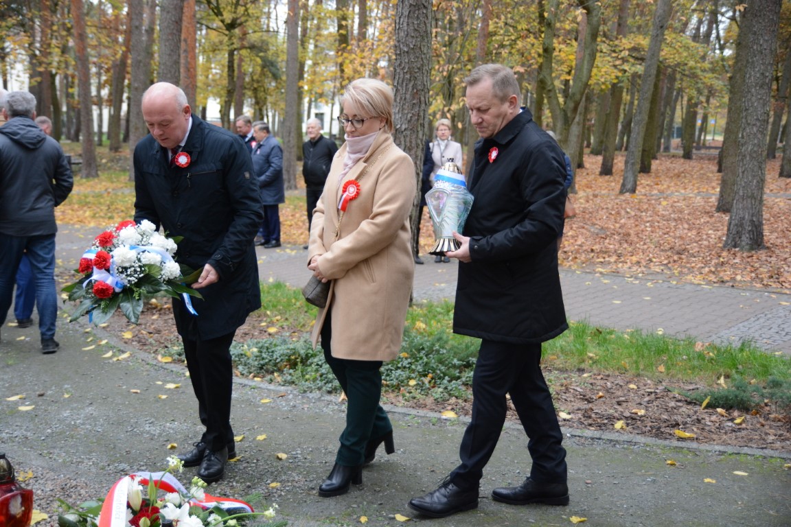 Władze samorządowe Powiatu Polickiego składają kwiaty przy kamieniu pamięci Józefa Piłsudskiego