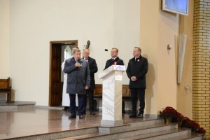 Przedstawiciele samorządów powiatowego i gminnego podczas Mszy Świętej w intencji Ojczyzny
