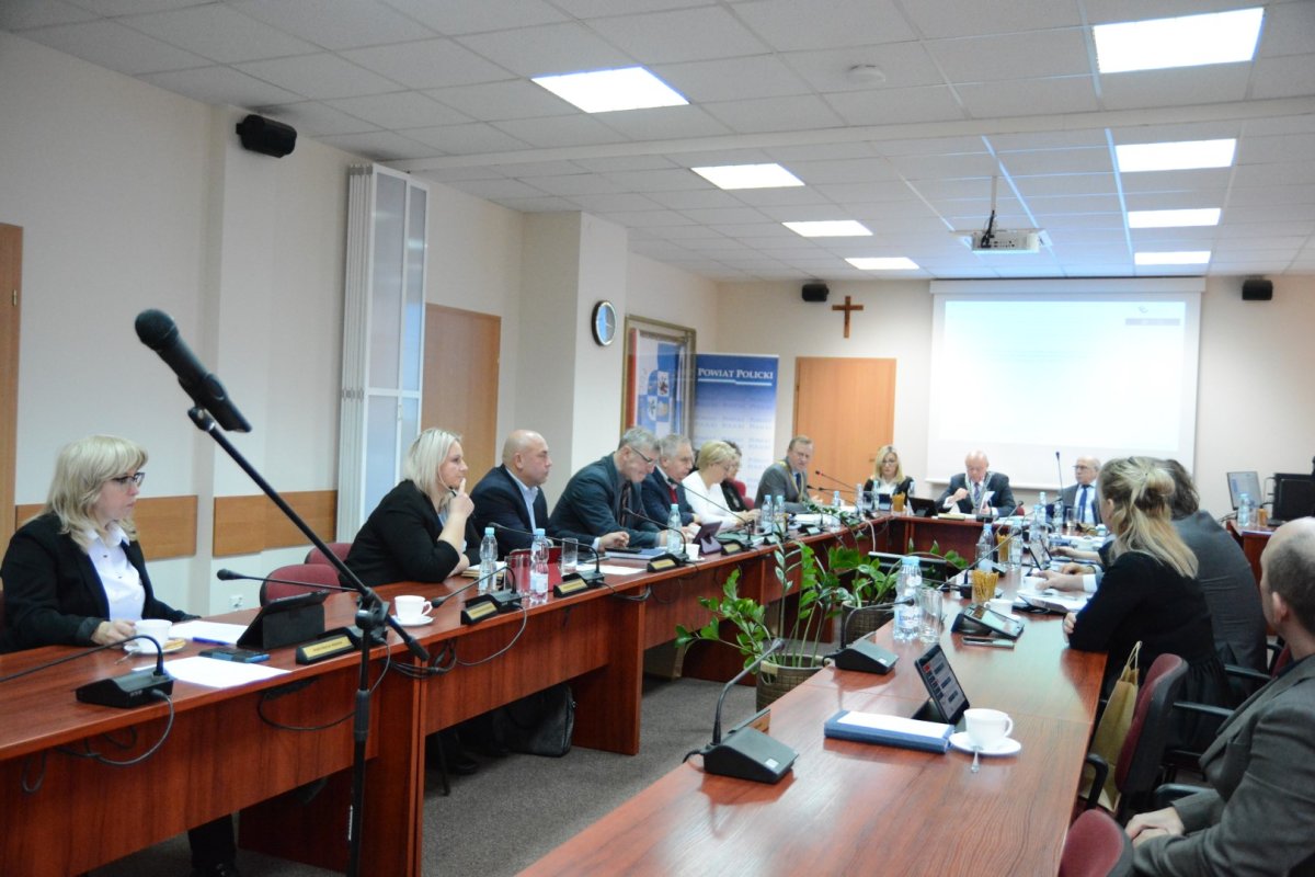 Radni Rady Powiatu w Policach podczas sesji