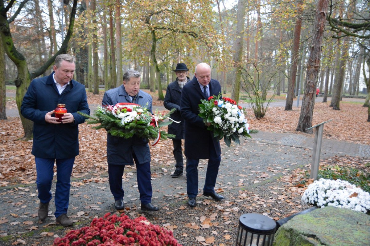 Przedstawiciele samorządu powiatowego i gminnego składają kwiaty i znicze pod obeliskiem Ryszarda Kaczorowskiego