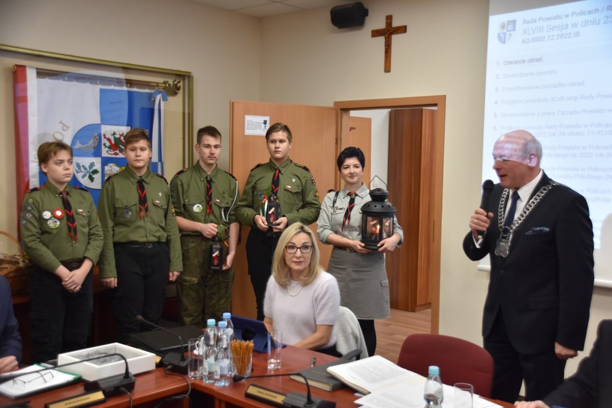 Przedstawiciele Hufca Police Chorągwi Zachodniopomorskiej Związku Harcerstwa Polskiego przekazują Betlejemskie Światło Pokoju