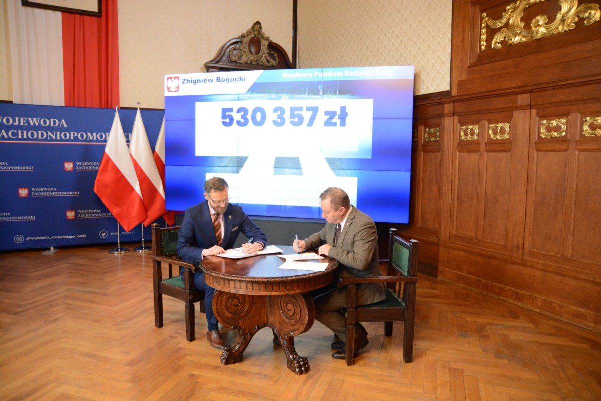 Starosta Policki i Wojewoda Zachodniopomorski podpisują umowy