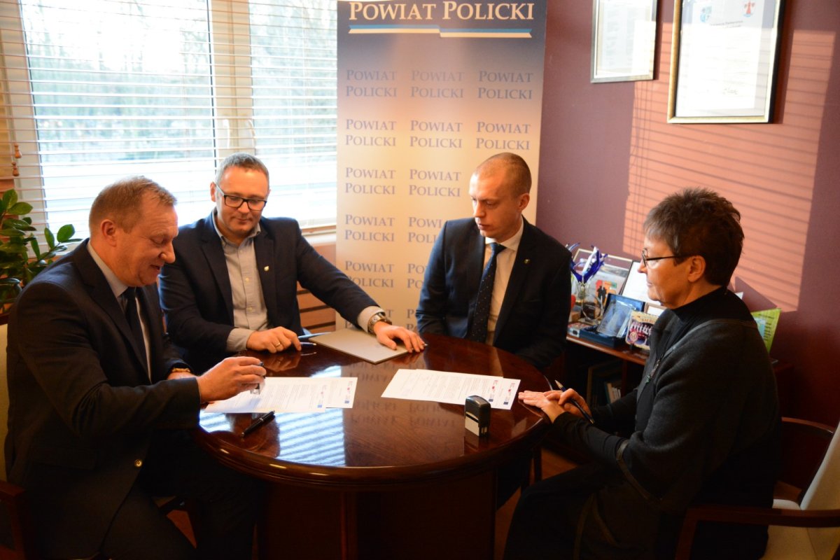 Starosta Policki Andrzej Bednarek i Członek Zarządu Powiatu podpisują umowę z przedstawicielami ZUT w Szczecinie
