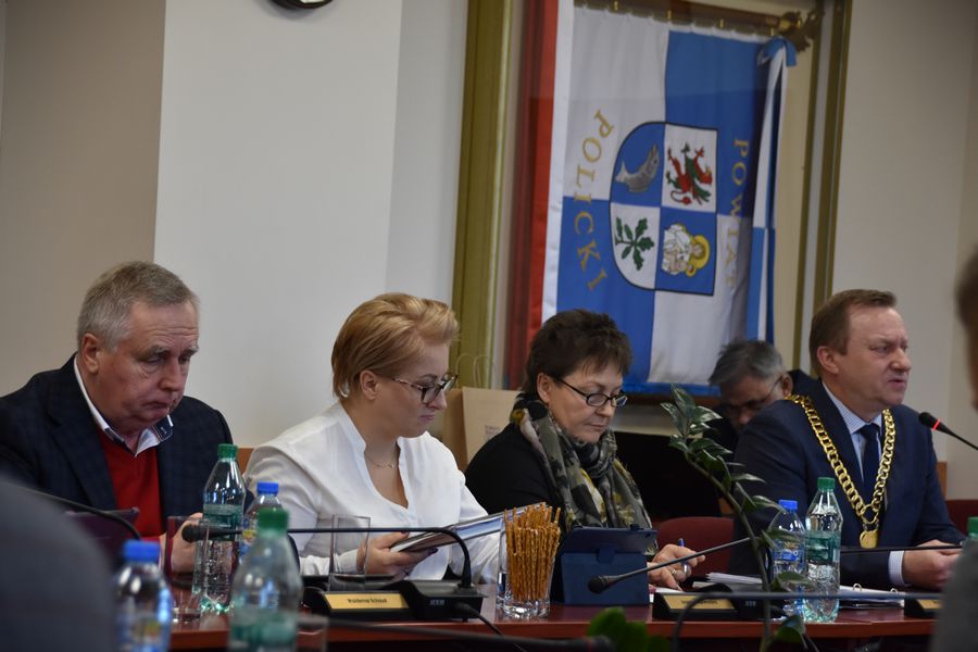 Podczas obrad sesji Rady Powiatu w Policach przy stole na krzesłach zasiadają dwie kobiety i dwóch męźczyzn