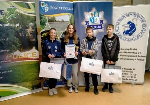 Zwycięzcy w turnieju bezpieczeństwa na wspólnym zdjęciu