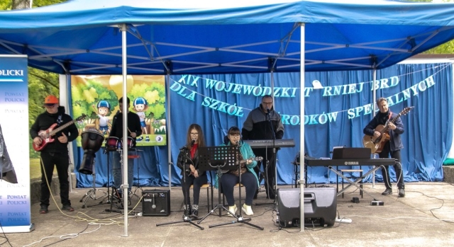Występ muzyczny z okazji Turnieju o Bezpeiczenstwie w Ruchu Drogowym. Na wokalu dwie kobiety, w tle klawisze, gitary oraz bębny