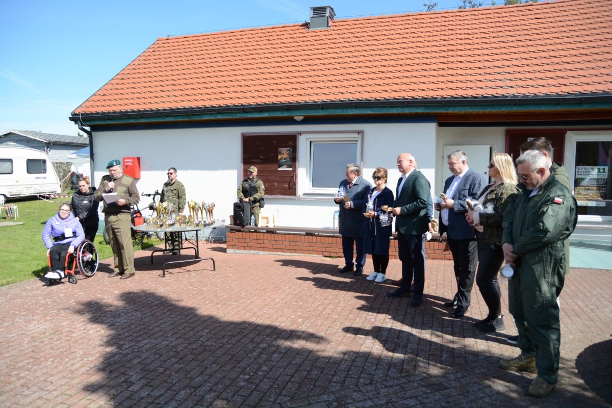 Zaproszeni goście podczas spotkania militarnego w Trzebieży