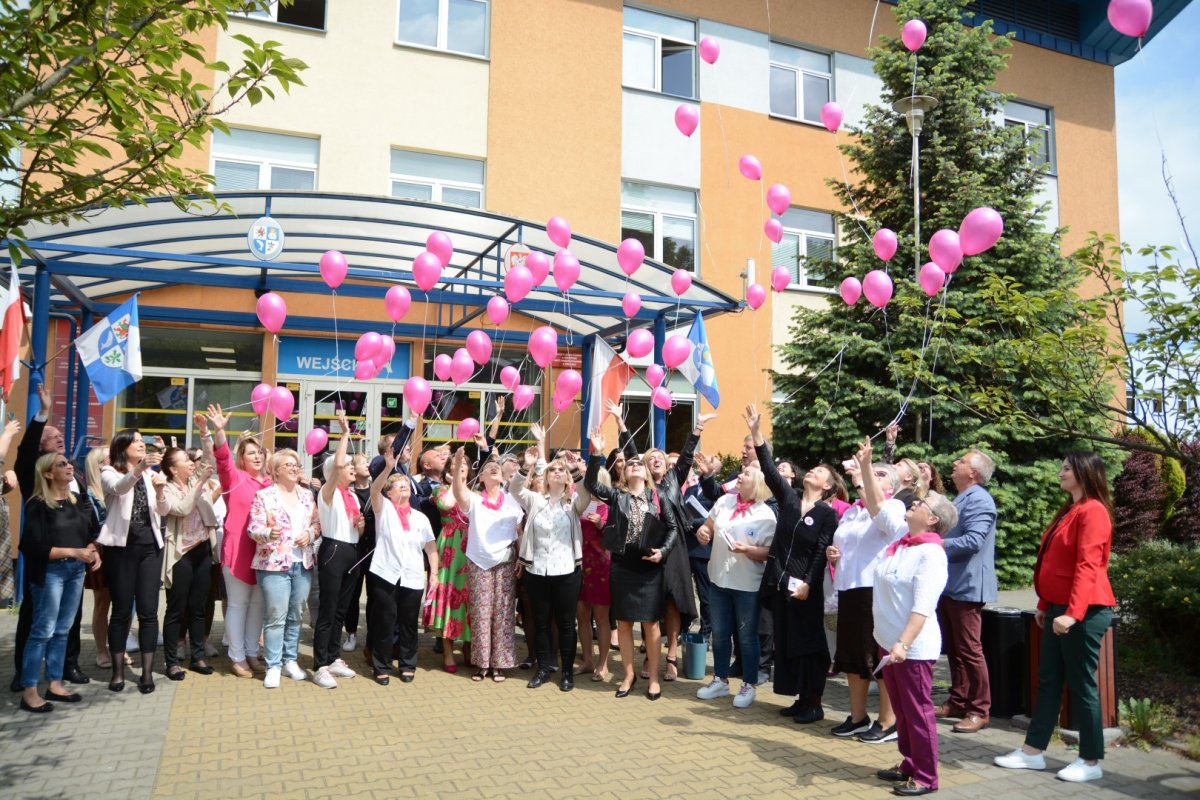 Uczestnicy akcji zdrowotnej wypuszczają różowe balony w powietrze