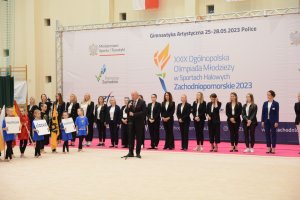 Przewodniczący Rady Powiatu w Policach Cezary Arciszewski przemawia podczas zawodów sportowych