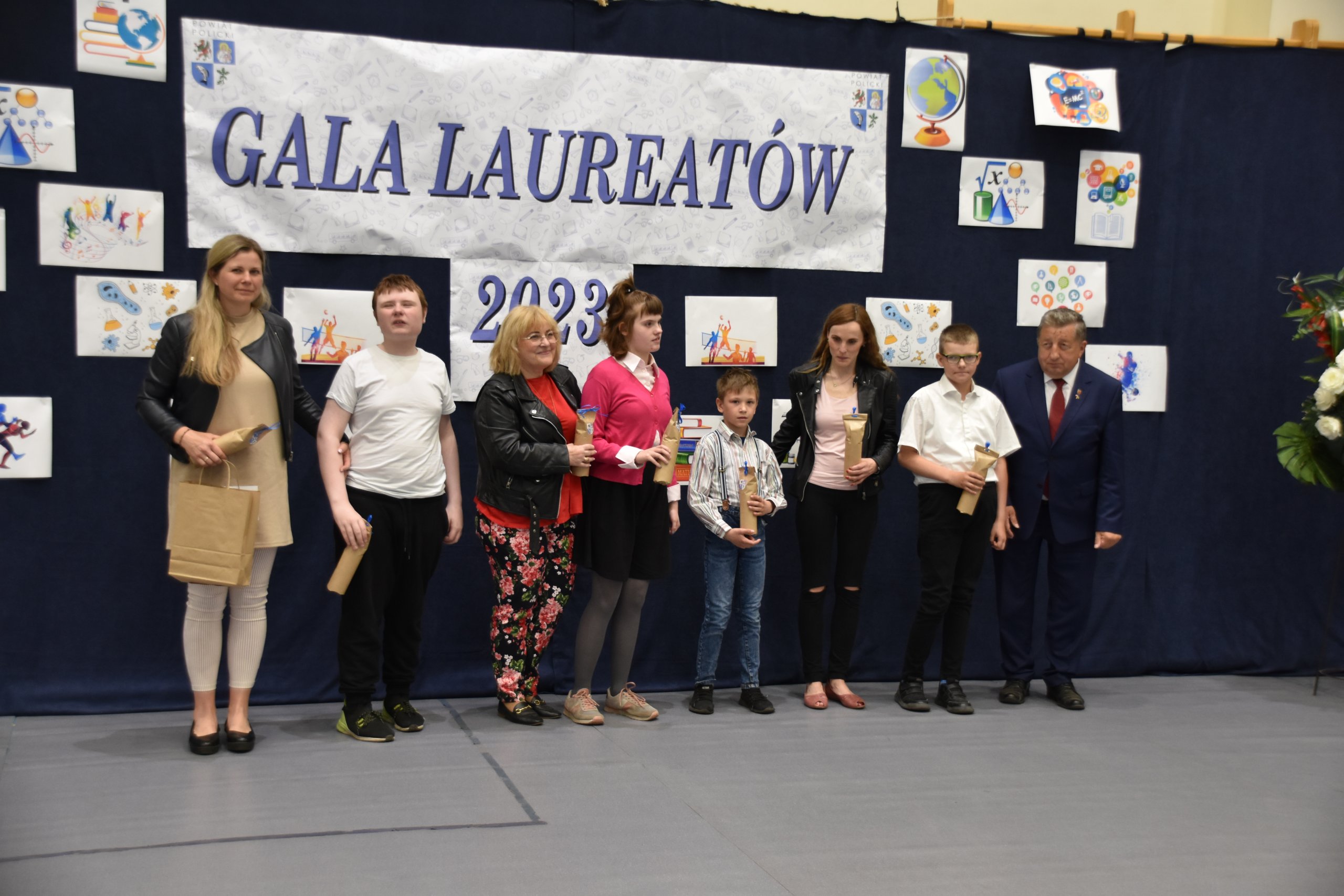 Zdjęcie nagrodzonych laureatów wraz z opiekunami z SOSW nr 1 w Tanowie.