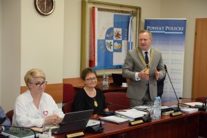 Zarząd Powiatu w Policach podczas obrad Rady Powiatu w Policach