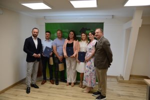 Grupowe zdjęcie pracodawców i przedstawicieli samorządów