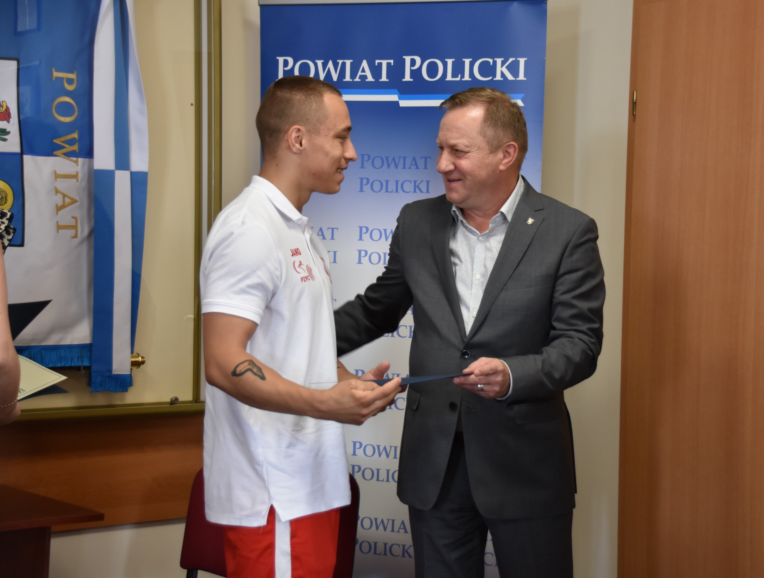 Moment podziękowania wraz z wręczeniem upominku od Andrzeja Bednarka Starosty Polickiego podczas spotkania dla zawodnika Klubu AKS "Promień" Police.