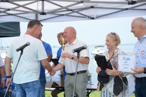 Przewodniczący Rady Powiatu w Policach Cezary Arciszewski i Wicestarosta Policki Joanna Napiwodzka wręczają nagrody