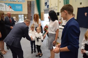 Starosta Policki wręcza legitymacje najmłodszym uczniom