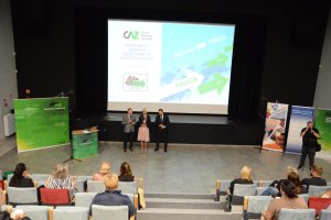 Spotkanie z przedsiębiorcami, w tle rzutnik