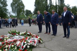 Delegacja Powiatu i Gminy składa kwiaty