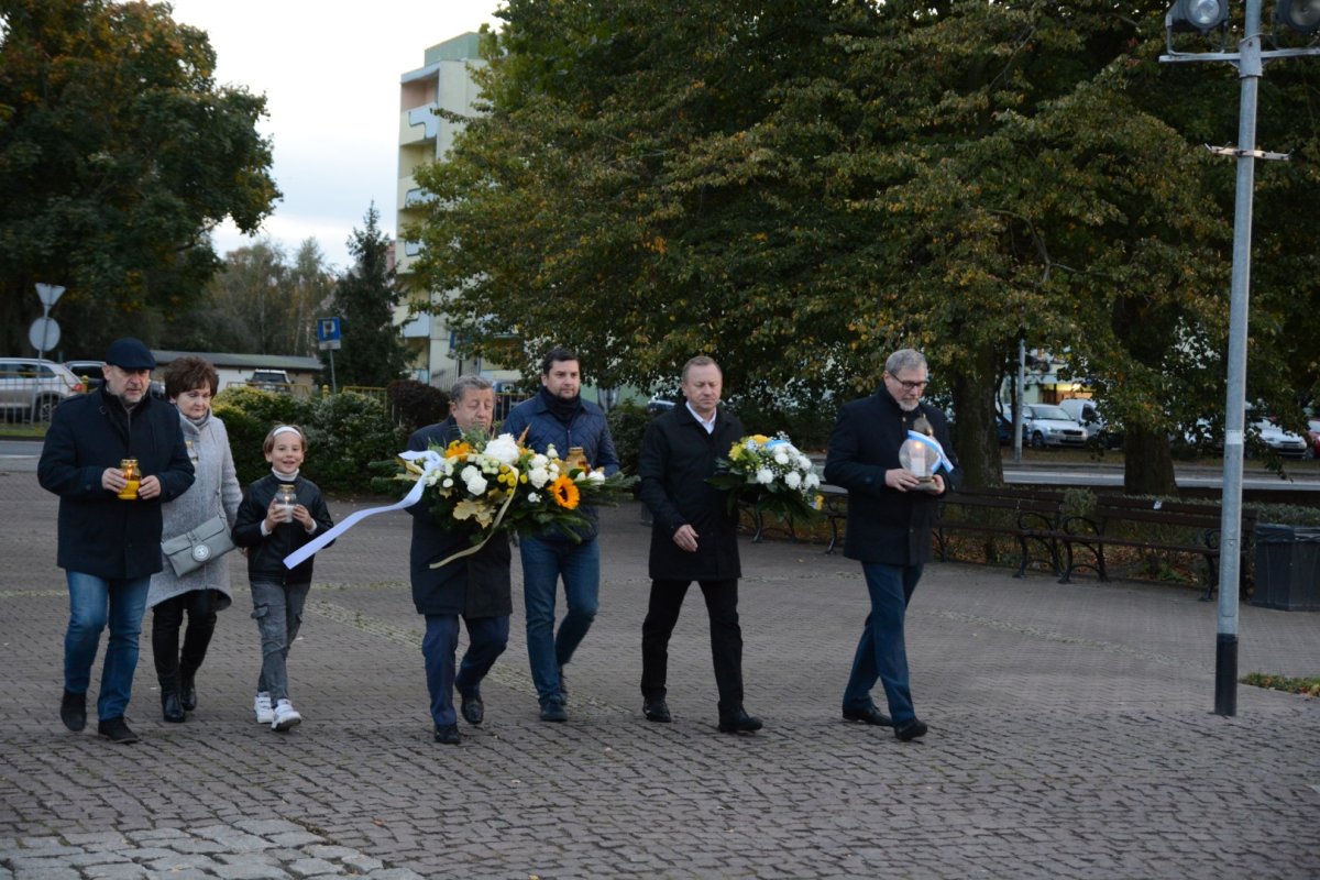 Przedstawiciele samorządów powiatowego i gminnego składają kwiaty pod figura św. Jana Pawła II