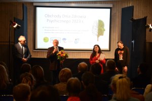 Przewodniczący Rady Powiatu w Policach przemawia