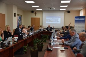 obrady sesji Rady Powiatu w Policach