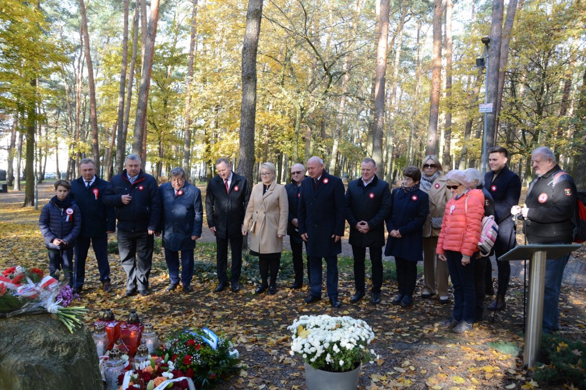 Przedstawiciele samorządów powiatowego i gminnego składają kwiaty pod obeliskiem Józefa Piłsudskiego