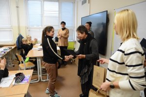 Beata Chmielewska wręcza nagrody w konkursie