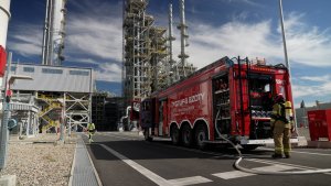 Wóz strażacki na terenie fabryki