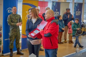 Przedstawiciel Powiatu Polickiego wręcza pamiątkowy grawerton