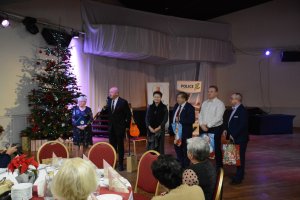 Przedstawiciele samorządu powiatowego i gminnego stoją i przemawiają