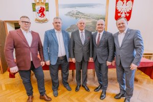 5 mężczyzn stoi obok siebie