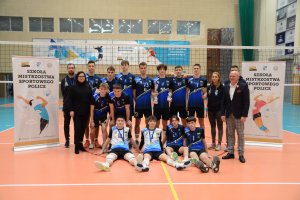 Drużyna siatkarska na wspólnym zdjęciu