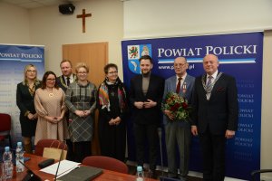 Stojące osoby w rzędzie