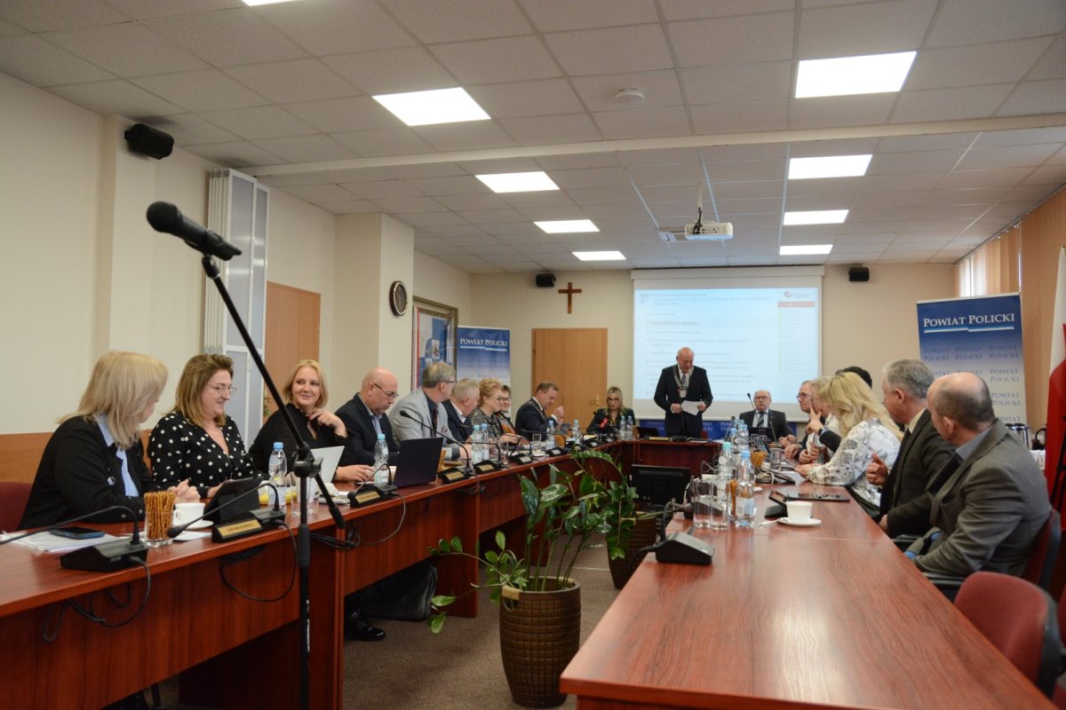 obrady sesji Rady Powiatu w Policach
