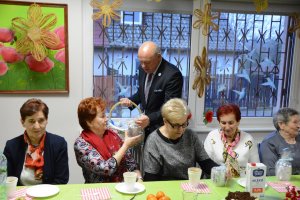 5 osób siedzących i 1 osoba stojąca