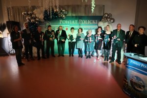 Grupa osób stojących w tle balony