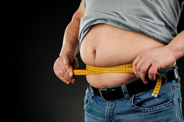 Grafika ukazująca otyły brzuch i miarę